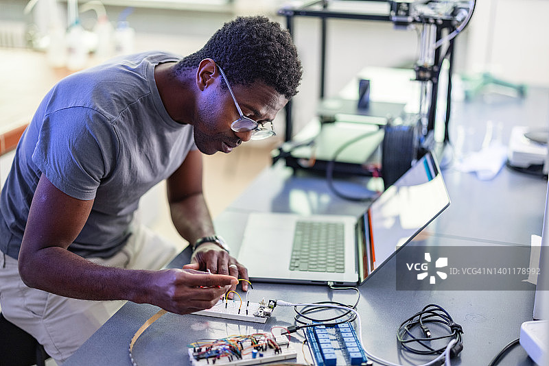非洲裔美国人技术员在实验室修理3D打印机图片素材
