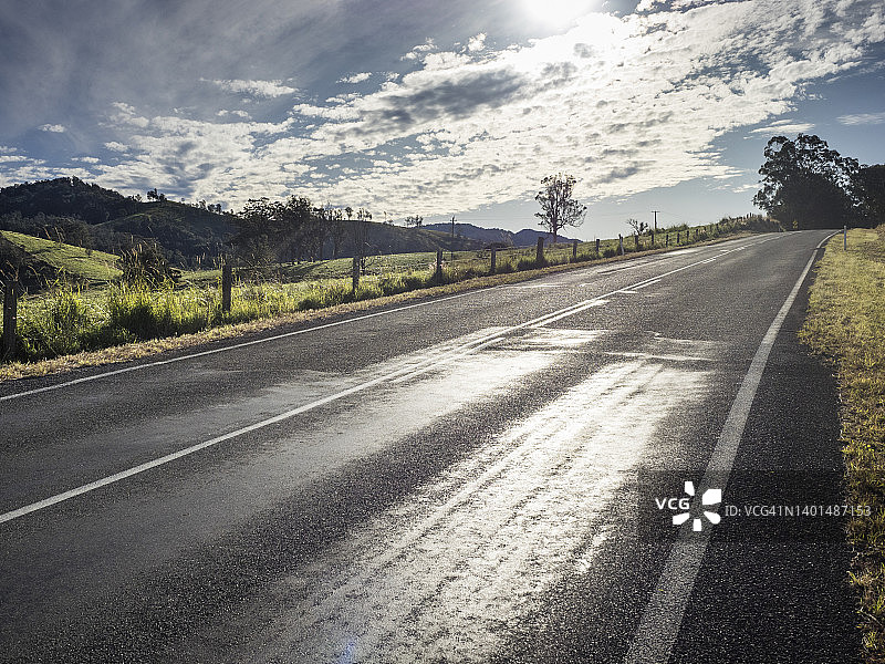 雷电之路是新南威尔士州北部偏远地区最受欢迎的摩托车旅游路线。图片素材