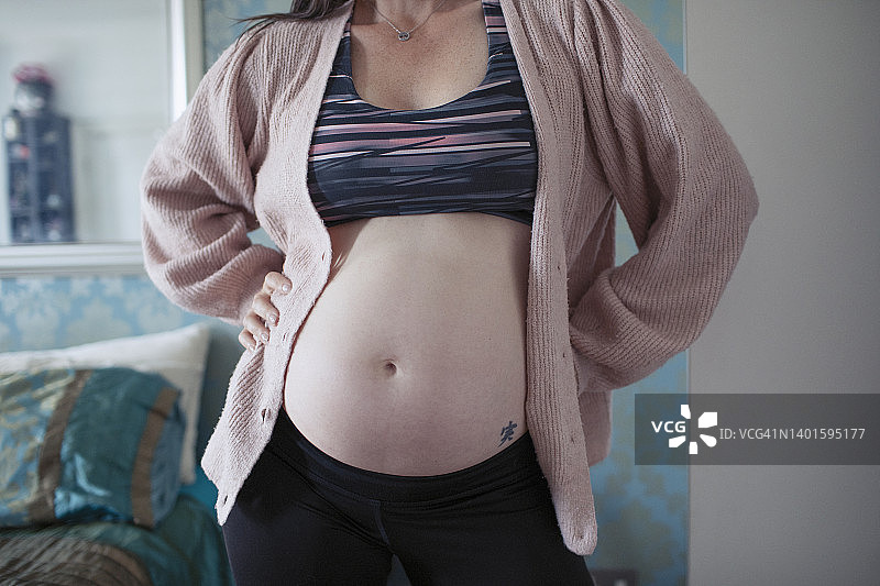 穿着运动胸罩的孕妇图片素材