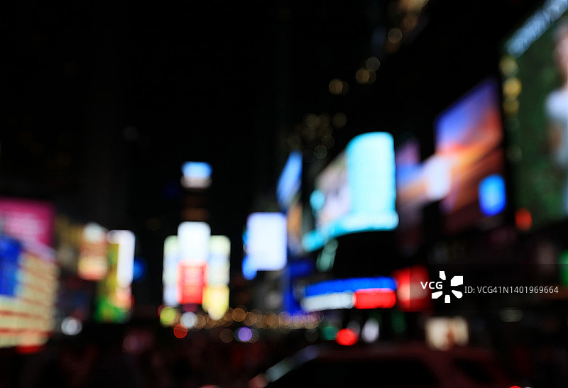 分散的时代广场和剧院区在晚上-曼哈顿，纽约市。图片素材
