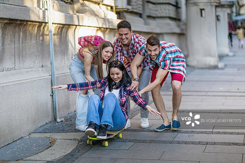 一群快乐的人在一起玩滑板。图片素材
