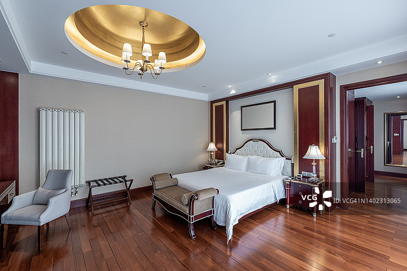 宽敞明亮的亚洲贵族红木家具酒店客房图片素材