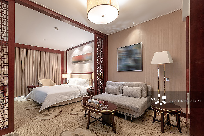 宽敞温馨的中式实木家具酒店客房图片素材