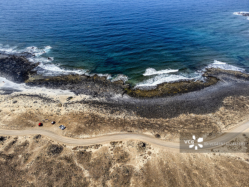 沙滩和岩石海岸的鸟瞰图。图片素材