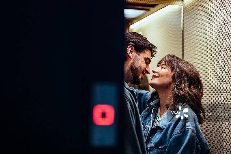 微笑的情侣一起站在电梯里图片素材