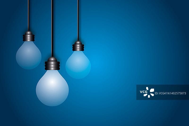 在深蓝色背景上发光的灯泡。想法激发商业领导力的概念。图片素材