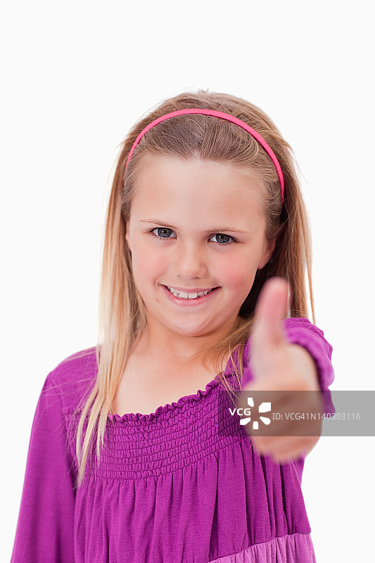 一个竖起大拇指的女孩的肖像图片素材