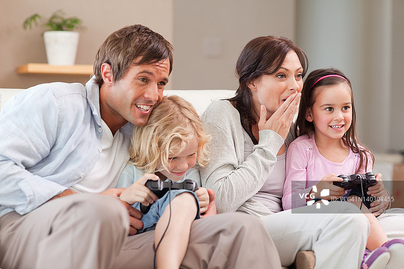 竞争家庭玩电子游戏图片素材