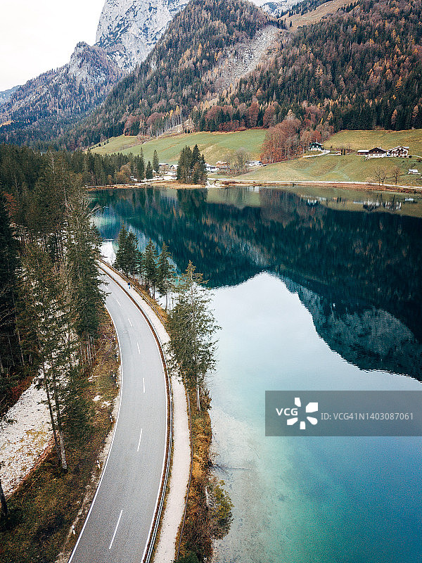 巴伐利亚阿尔卑斯山田园诗般的湖泊鸟瞰图图片素材