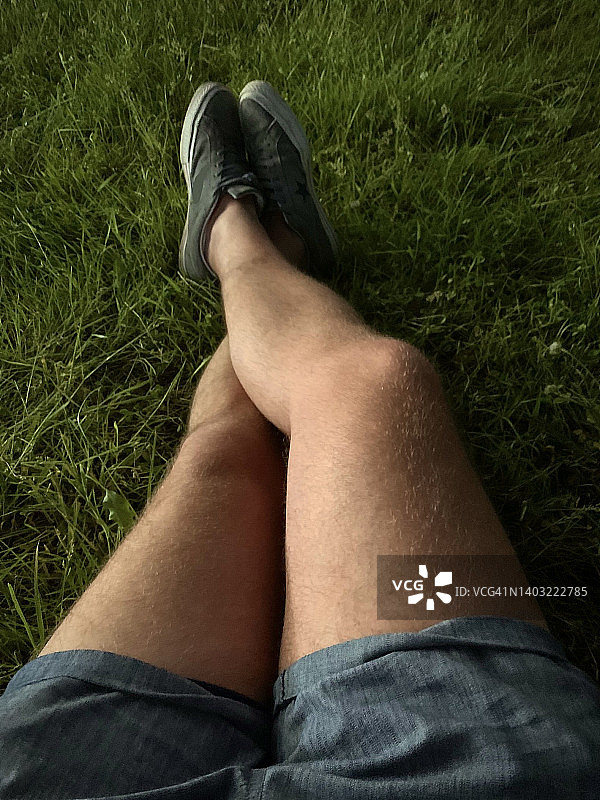 在草地上放松。图片素材