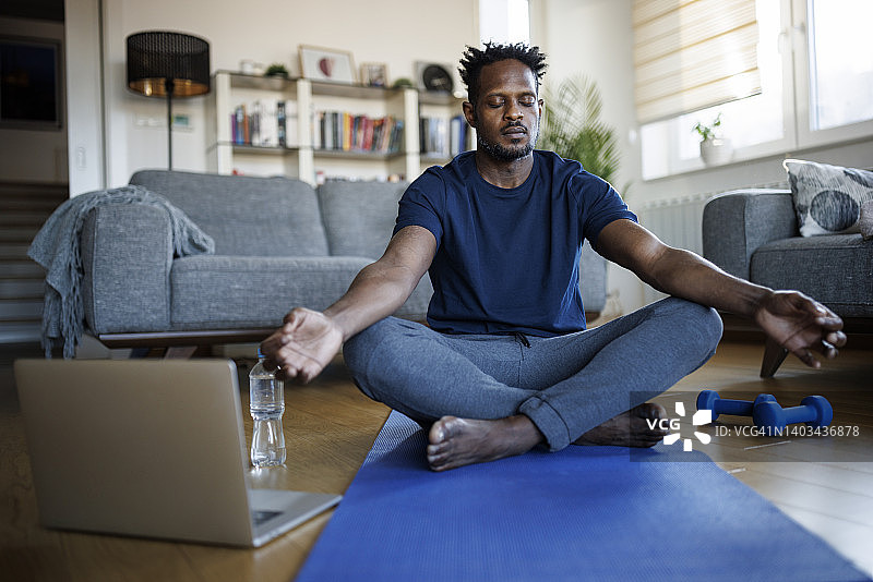 非洲裔美国人在家练习瑜伽和冥想图片素材