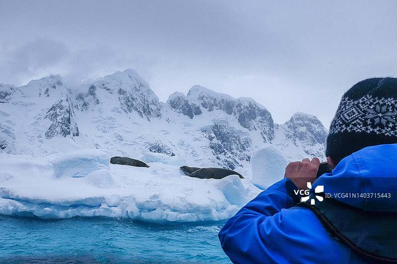 游客在南极洲拍照图片素材