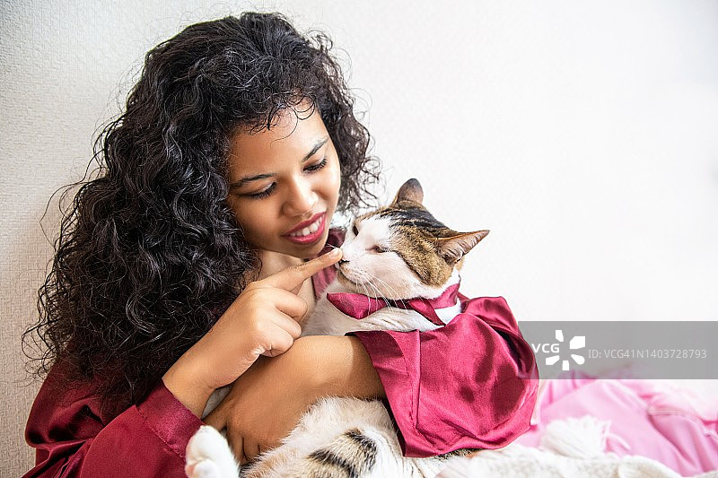 年轻女子抱着她的宠物猫图片素材