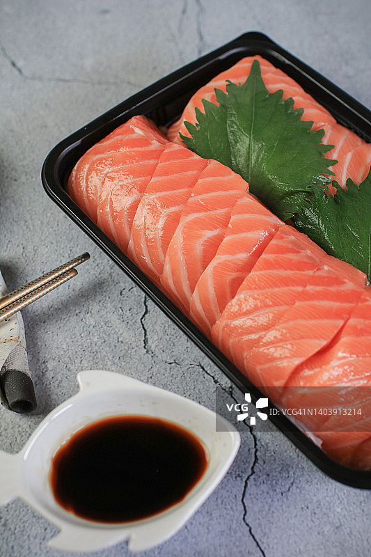 日式三文鱼生鱼片加新鲜芥末和酱油冰镇。日本著名的食物。图片素材