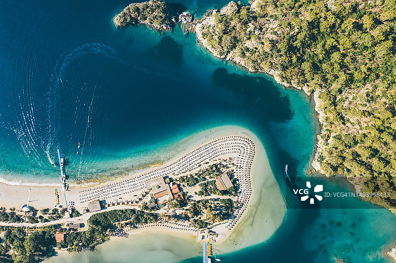 2022年6月18日，土耳其穆格拉奥卢德尼兹。蓝色泻湖鸟瞰图，碧蓝的大海，白色的沙滩，带着遮阳伞和游船。图片素材
