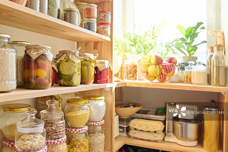 在厨房的食品储藏室储存食物图片素材
