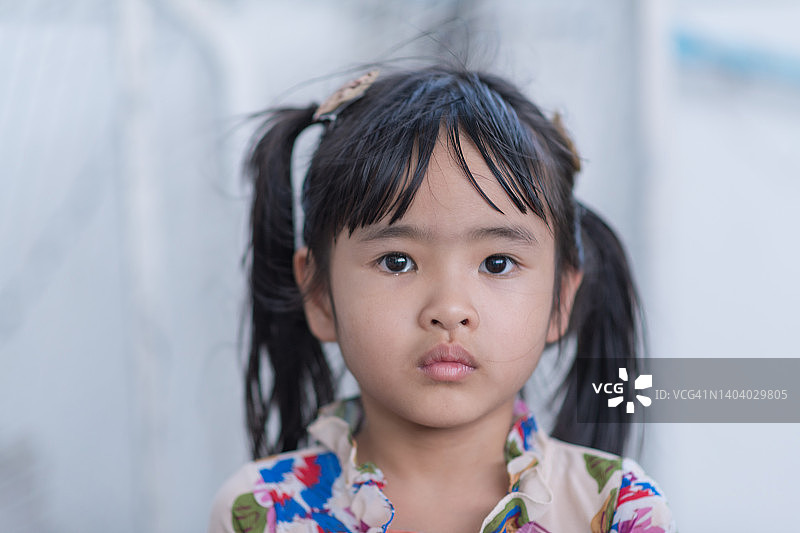 一个年轻的亚洲女孩的肖像在各种情绪和看着相机库存的照片图片素材