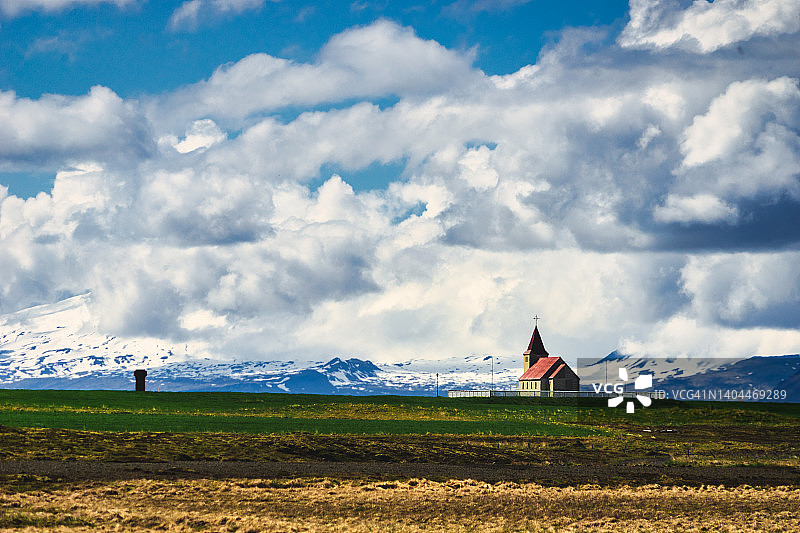 Stadastadakirkja几乎是标准的冰岛小教堂，但这里的背景和位置都是最好的图片素材