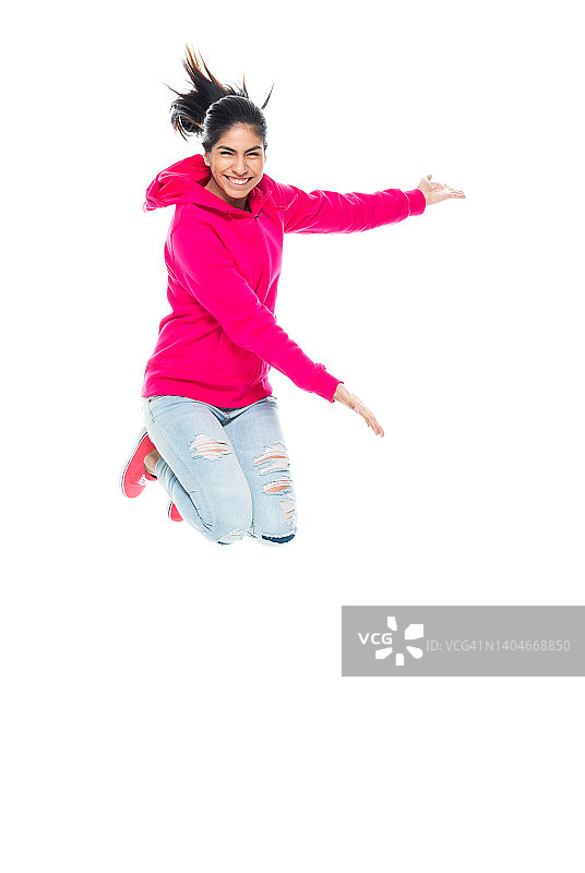 z一代女性穿着帆布鞋在白色背景前跳跃图片素材