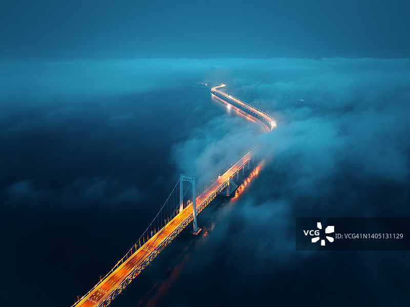 夜晚雾中的跨海大桥图片素材