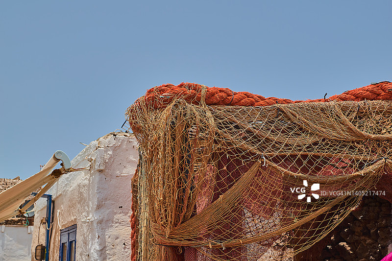 在西班牙加那利群岛富埃特文图拉岛的洛博斯岛，一个渔夫的网旁边的白色房子的好奇的看法图片素材