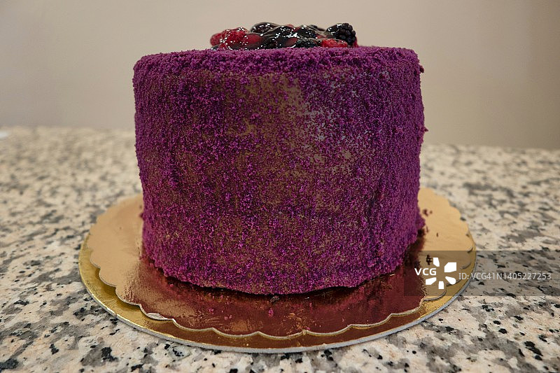 巧克力奶油蛋糕上覆盖着蓝莓粉。图片素材