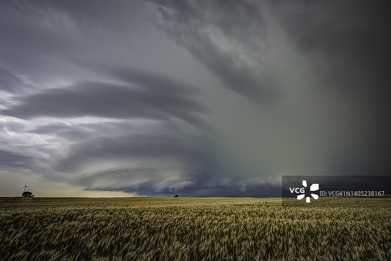 穿越大平原金色麦田的风暴图片素材