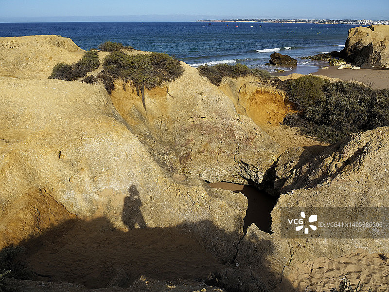 在普拉亚达Galé，阿尔加维，葡萄牙的石灰岩岩层图片素材