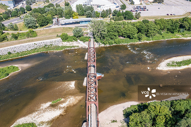 加拿大布兰特福德格兰德河的空中铁路桥图片素材