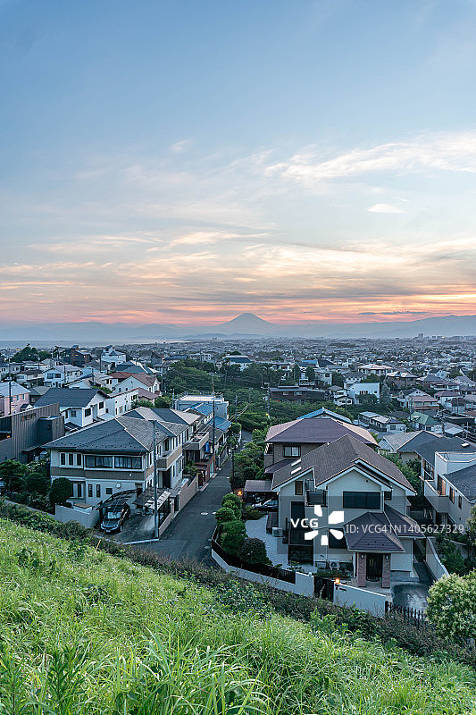日本神奈川的富士山和海边的居民区图片素材