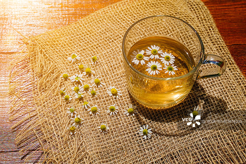 甘菊茶在一个透明的杯子，天然的小甘菊花图片素材