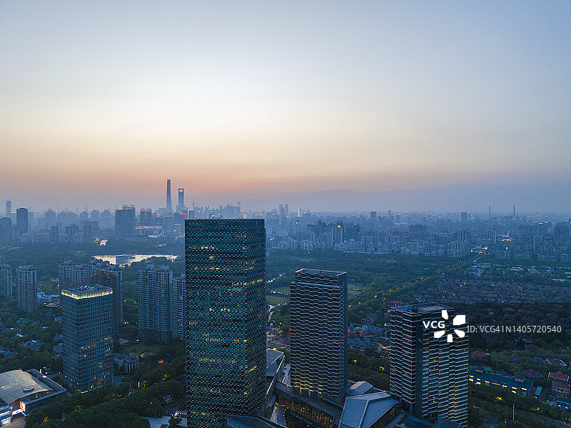 暮色中的上海天际线，鸟瞰图图片素材