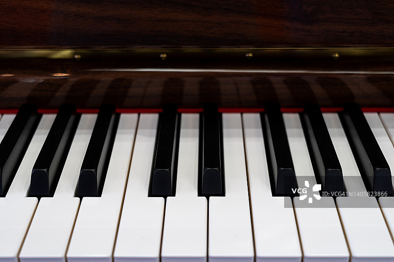 钢琴键的高角度视图图片素材