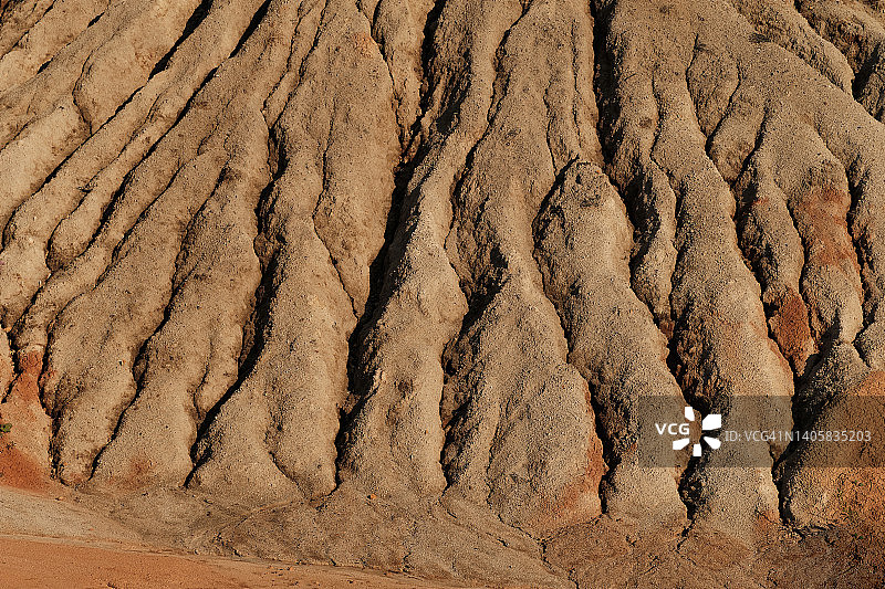 乌拉尔末日不寻常的景观，类似火星的表面。黑钙土冰冻的红棕色表面。贫瘠，龟裂和焦化的土地和土壤。全球变暖的概念。耐火粘土采石场。纹理背景。图片素材