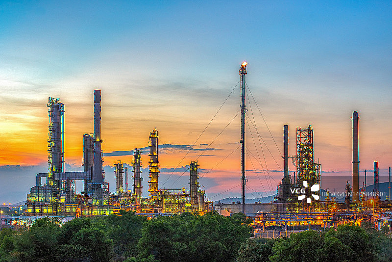 黄昏的石油和天然气炼油厂-石化工厂图片素材