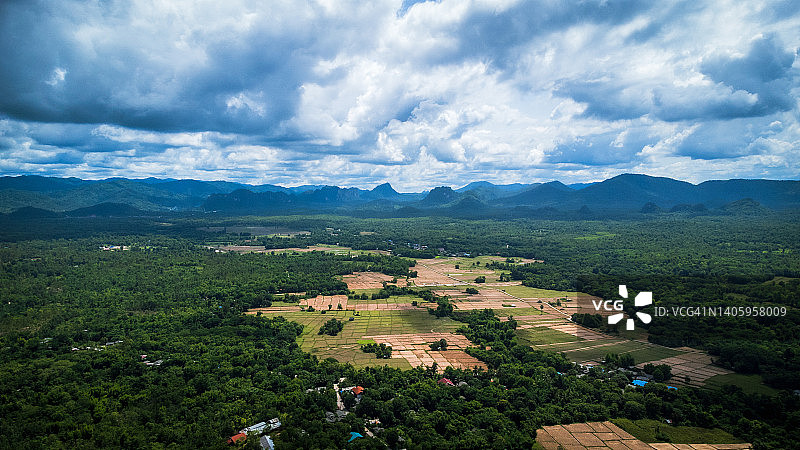 航拍泰国南邦雨季美丽的农田图片素材