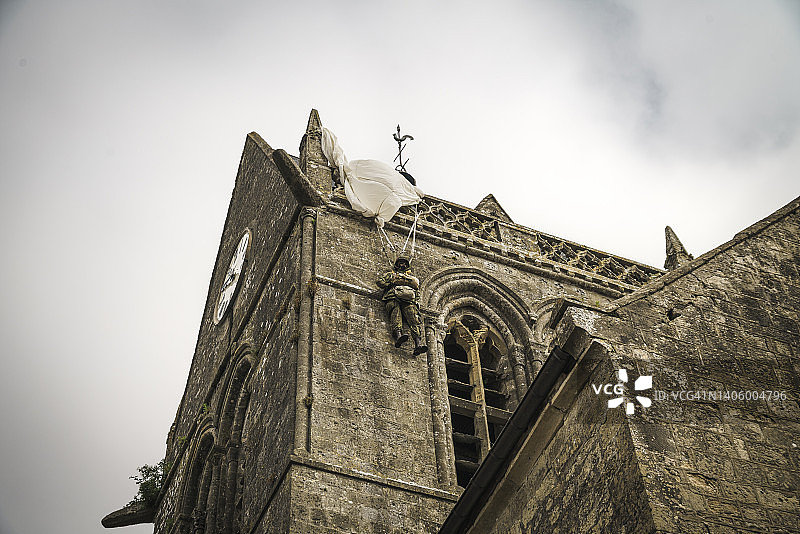 Sainte-Mère-Église，带降落伞纪念的教堂图片素材