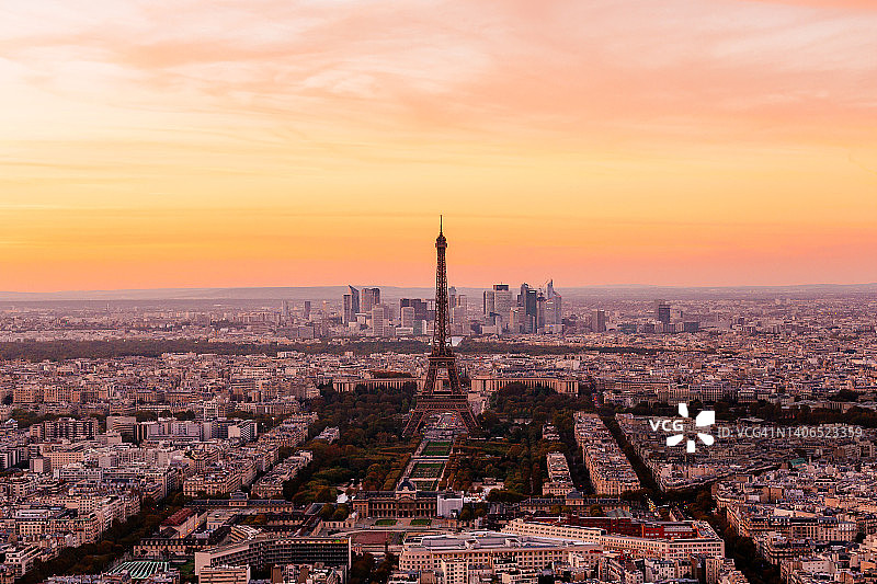 法国巴黎，日落时分的埃菲尔铁塔和拉德芳斯区图片素材