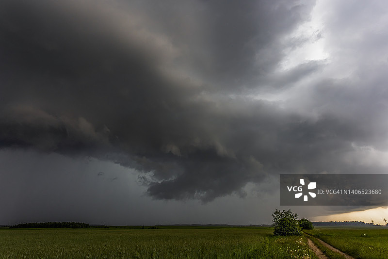 田野上空的暴风云，龙卷风般的超级单体，极端天气，危险的风暴图片素材
