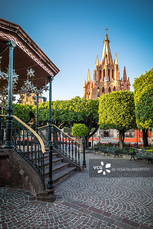 Parroquia de San Miguel arangel大教堂和市中心Jardin Allende广场图片素材