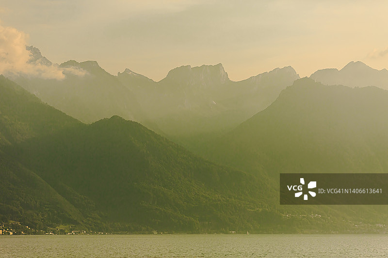 日内瓦湖。瑞士的里维埃拉。美丽的山水。背景。夏天去瑞士旅行。欧洲国家。航行。温暖的阳光明媚的日子。旅游目的地。副本的空间。日落图片素材