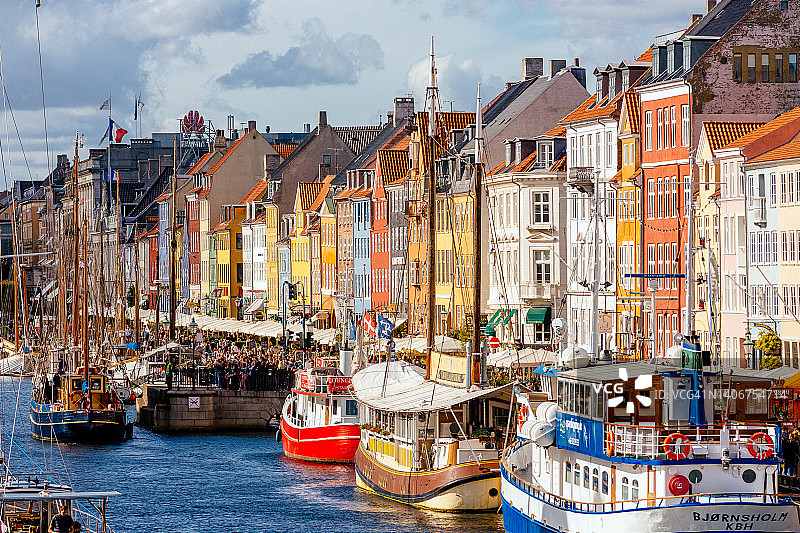 丹麦哥本哈根的尼哈芬港，一个阳光明媚的日子图片素材