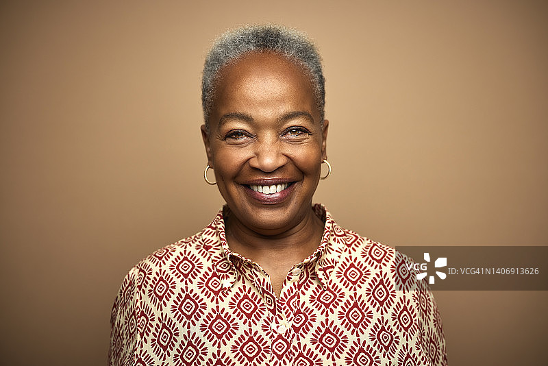 微笑的非裔美国老年妇女的肖像。图片素材
