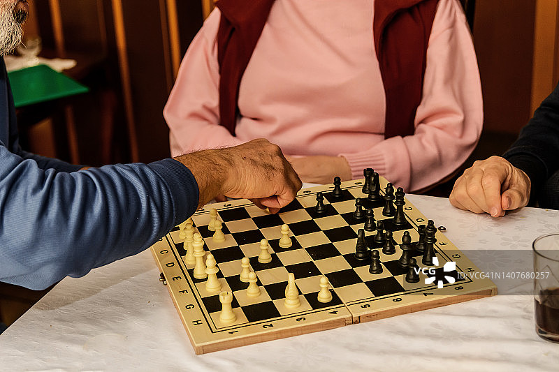 一小群老年人通过下棋来参加一项社会活动。图片素材