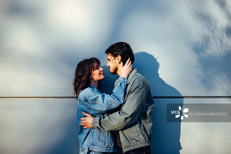 幸福的夫妇在户外接吻的肖像图片素材