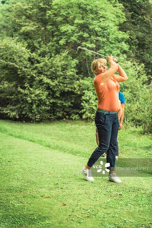 女高尔夫球手在行动图片素材