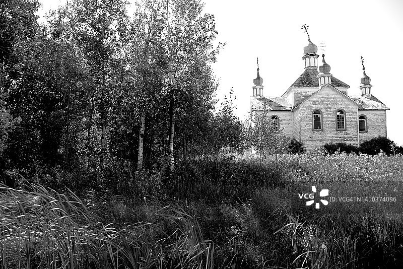 马尼托巴省一座破败的乌克兰乡村教堂图片素材