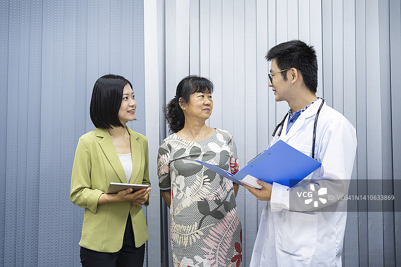 亚洲护理经理协助客户与医生沟通图片素材