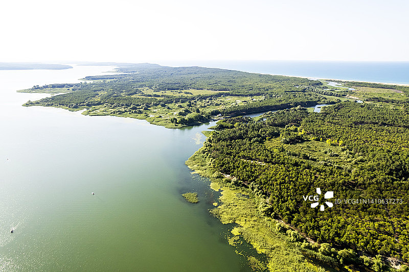 蔚蓝的湖泊和绿色的森林在一个阳光明媚的夏日鸟瞰图图片素材