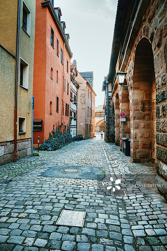 在德国，欧洲的纽伦堡古城的低角度视图图片素材